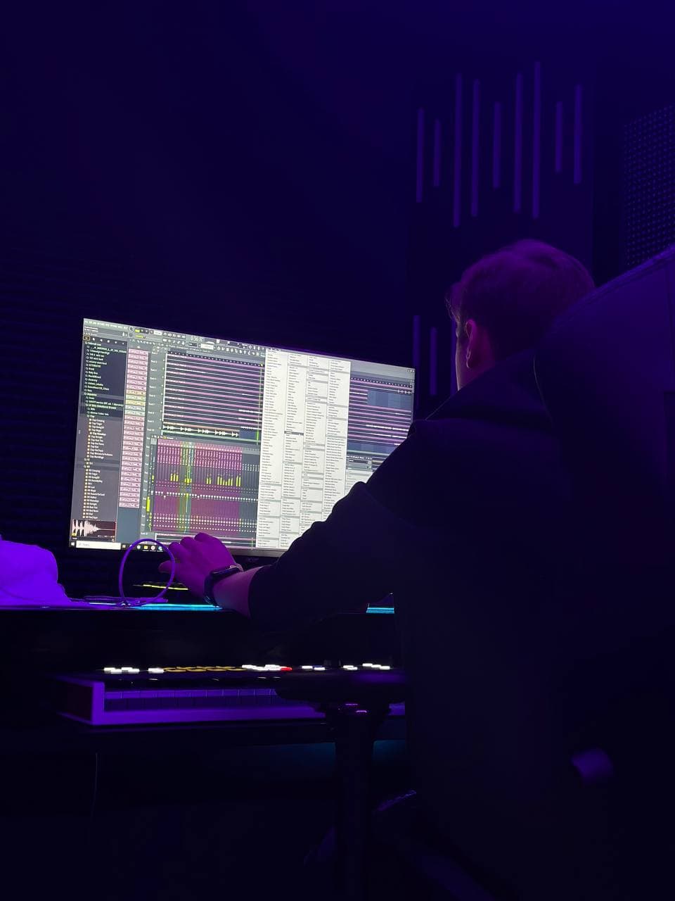 Taxodus за работой в FL Studio при фиолетовом свете